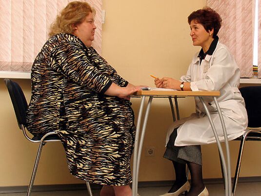 Bei der Konsultation eines Phlebologen, ein Patient mit Krampfadern aufgrund von Fettleibigkeit